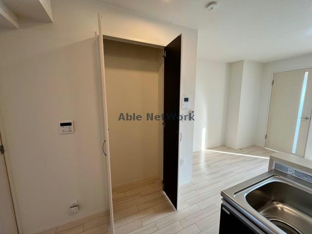 カームジェントル Ⅱ（ＣＡＬＭＧＥＮＴＬＥⅡ）の収納|キッチン横にも収納完備