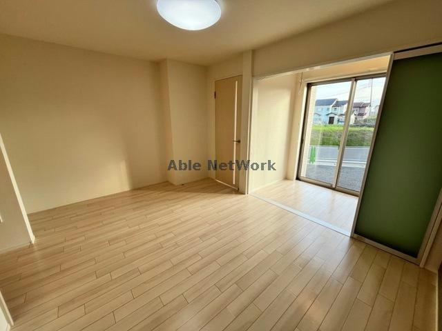 カームジェントル Ⅱ（ＣＡＬＭＧＥＮＴＬＥⅡ）の居間・リビング|リビング全景（別角度）