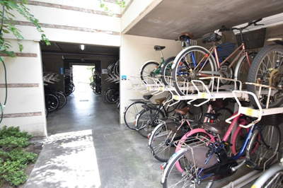 【駐輪場】 | パレ千里壱号棟 | 現在ご返済中のカーローン・カードローン・教育ローンなどを住宅ローンに一本化したり、家具家電購入費用・引越し費用を住宅ローンと組み合わせるなど、お客さまにメリットの多い住宅ローンのご提案が可能です。