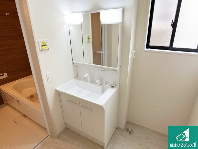 姫路市八代　第1期　新築一戸建ての独立洗面台|清潔感のある洗面台です。フラットな鏡は掃除がしやすく毎日清潔！鏡裏には収納があるのでスッキリとした洗面台が保てます。