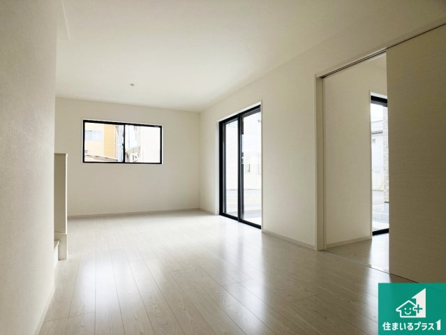 姫路市八代　第1期　新築一戸建ての居間・リビング|日当たり良好の明るいリビングで朝の目覚めもスッキリできそう！対面キッチンでご家族のコミュニケーションも自然と増える設計！小さなお子様が遊ぶスペースを作っても広々とくつろげるLDK！