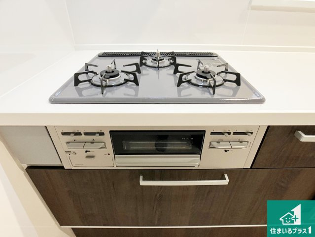 姫路市八代　第1期　新築一戸建ての設備|ダブル高火力Ｓｉセンサー付きコンロ！３口あるので、まとめて料理をする時も大活躍！