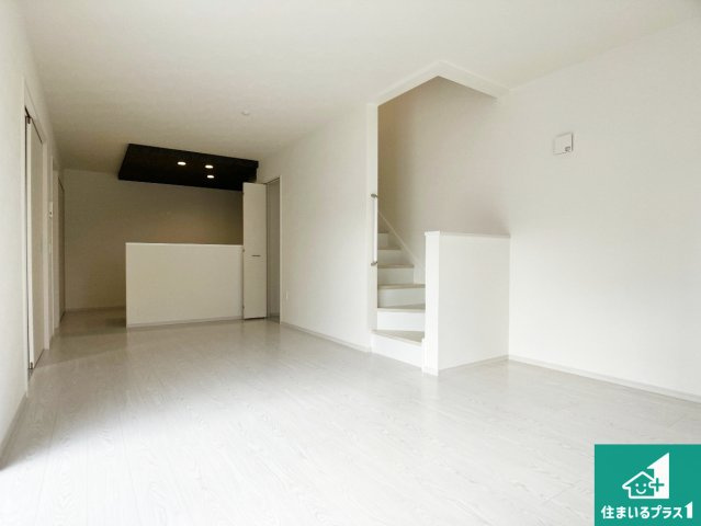 姫路市八代　第1期　新築一戸建ての居間・リビング|シンプルなリビングは、観葉植物等のインテリアを楽しめますね！パパ好みにも、ママ好みにも家具次第で雰囲気を変えることができます！