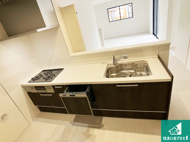 姫路市八代　第1期　新築一戸建てのキッチン|リビングと統一感があり、使い勝手のいいキッチン。広々としているので、二人並んで作業が出来ちゃいます。お子様と一緒に色々なお料理に挑戦できるスペースがあります。