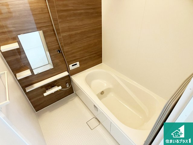 姫路市八代　第1期　新築一戸建ての浴室|足をゆったり伸ばして寛げる浴槽です。窓が設けられていますので差し込む光が明るく穏やかな雰囲気にしてくれます♪浴室乾燥機も設置しているので、雨の日の洗濯物も安心です♪