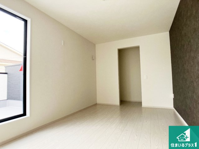 姫路市八代　第1期　新築一戸建ての洋室|寝室は心地よい眠りについてもらいたくて、シンプルかつ開放的な空間な設計にしています！大きな窓から差し込む日が心地いいです♪