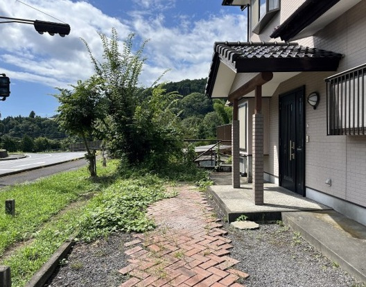 大室山の麓にある県道沿いの大型6DKの玄関|県道に面する玄関