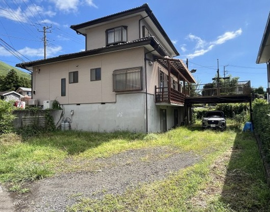 大室山の麓にある県道沿いの大型6DKの庭|広々としたお庭は5台以上の駐車スペース