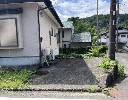 大室山の麓にある県道沿いの大型6DKの駐車場|横にも1台駐車できます