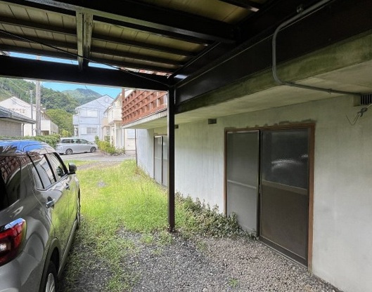 大室山の麓にある県道沿いの大型6DKのその他|基礎内倉庫あり