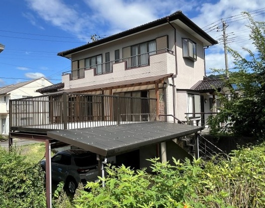 大室山の麓にある県道沿いの大型6DK
