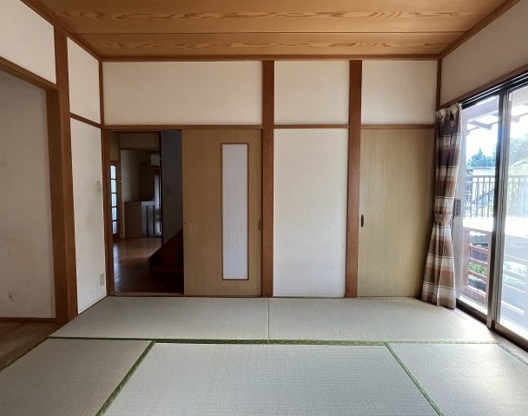 大室山の麓にある県道沿いの大型6DKの和室|南側和室6帖