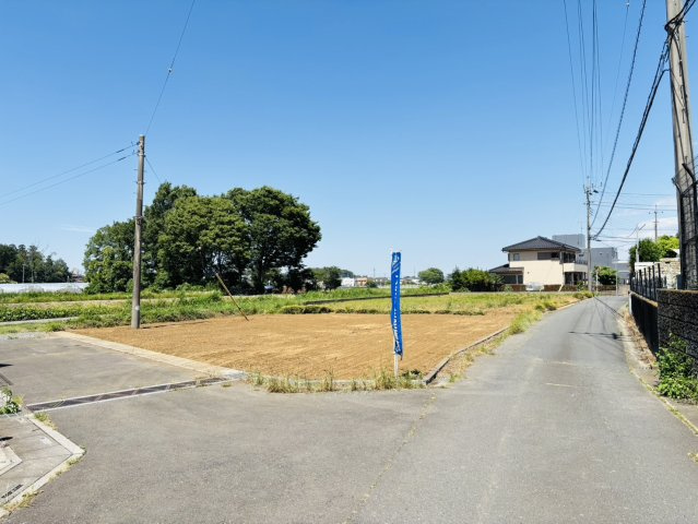 敷地面積68坪　売地　川越市笠幡の前面道路含む現地写真|角地です♪南側公道４ｍ、南西側公道３．５ｍ(セットバック前）接道幅も広くお車の出し入れもラクラクです♪　現地（2026年5月）撮影
