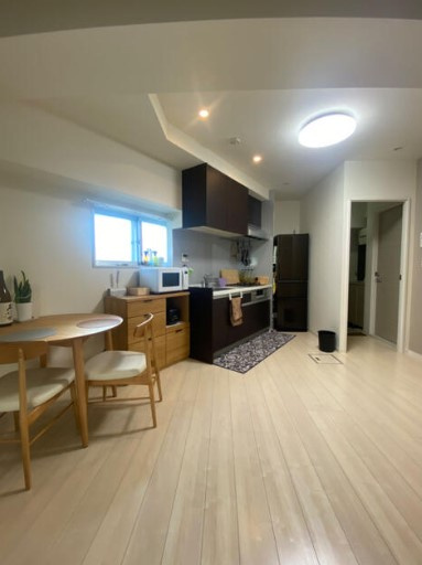 【居間・リビング】 | ニックハイム南池袋 | 大きな窓があることによって、外との一体感が生まれ、空間をより広く見せる役目を果たしているとともに、窓から見える緑や、外の景色もデザインに取り込まれているかのようです。