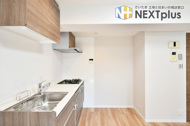 ライオンズマンション大宮堀の内のキッチン|壁付けタイプのキッチンですので背後も圧迫感を感じず、お料理に集中することが出来ます。また、出来上がったお料理をすぐに運ぶことが出来るもの魅力です！食洗機付で家族時間を増やすこともできます◎