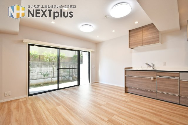 ライオンズマンション大宮堀の内の居間・リビング|LDK10.5帖：ダイニングテーブルはもちろん、ソファーやテレビを置いても余裕があります！家族全員でくつろいだり、親族や友人を招いてホームパーティーをしても楽しそうですね！