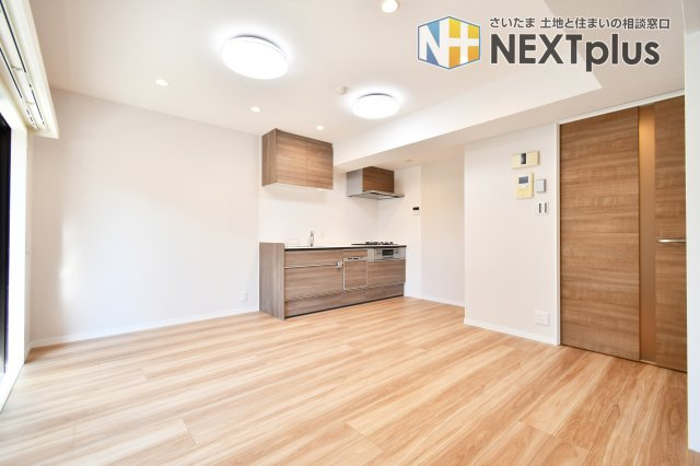 ライオンズマンション大宮堀の内の居間・リビング|LDK10.5帖：リビングの真ん中にはダイニングテーブル、窓の近くはダイニングスペースとして、ソファーやテレビを配置することで、リビングスペース・ダイニングスペースを分けて使用することが出来ます。