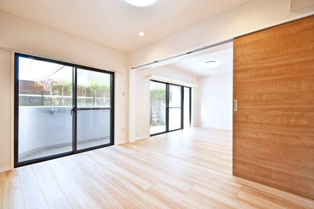 ライオンズマンション大宮堀の内の洋室|洋室①5.6帖：リビング横の洋室です。扉の先には家族のいるリビングがありますので、お子様の初めての一人部屋にもおすすめです。家族の声を聴いて眠れるので安心できるお部屋です。