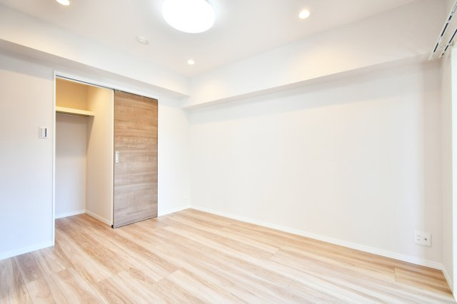 ライオンズマンション大宮堀の内の洋室|洋室①5.6帖：南西向きのお部屋です。ベッドとデスクを置いてちょうどよいサイズ感の洋室ですので、お子様の一人部屋にもおすすめです。クローゼットもありますので、各々収納出来ます！