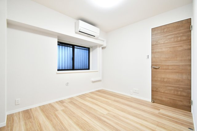 ライオンズマンション大宮堀の内の洋室|洋室②5.6帖：玄関横の洋室です。デッドスペースも少なくダブルベッドも置くことが出来ますので、主寝室におすすめです。各部屋クローゼットも備わっております。