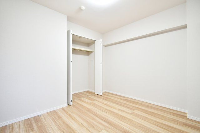 ライオンズマンション大宮堀の内の洋室|洋室②5.6帖：クローゼットは上下セパレート・ハンガーパイプ付きです！上には季節物や思い出など毎日手に取らないものを収納、下にはハンガーパイプへコートや洋服など…かける収納もできます！