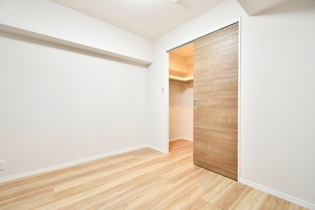 ライオンズマンション大宮堀の内の洋室|洋室③4.4帖：クローゼットは各部屋に備わっておりますので、家族それぞれで洋服収納をすることも可能です。また、上下セパレートになっているため衣替えもしやすく、ハンガーパイプで家事時短にも◎！