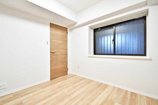 ライオンズマンション大宮堀の内の洋室|洋室③4.4帖：白基調な洋室ですのでより空間を広く感じさせます。梁などデッドスペースになるものが室内にないため、家具のレイアウトもしやすいお部屋になっております！