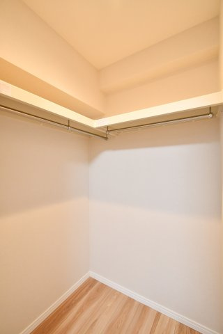 ライオンズマンション大宮堀の内の収納|①②の洋室5.6帖にはウォークインクローゼットがあります。ハンガーパイプが両面にあるため収納力もGOODです！上の段には季節物などを収納することで、空間を上手に活用することが出来ます！