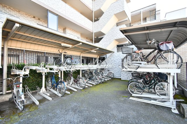 ライオンズマンション大宮堀の内の駐輪場|■お客様との会話を大切にし、一人ひとりにあった資金計画やプランをご提案致します。「家を買って終わり」ではなく、「買ってからがスタート」と考え、ご提案します。ローンのご相談は私たちにお任せ下さい。