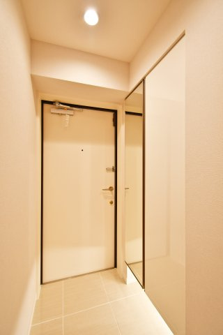 ライオンズマンション大宮堀の内の玄関|シューズボックスには姿見付きですので、お出かけ前に全身コーデをチェックする事ができます！シューズボックスの扉の下はスペース空いておりライトが差し込むため、足元もしっかり照らされます。