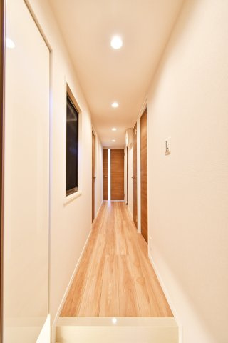 ライオンズマンション大宮堀の内の玄関|トールサイズのシューズボックスですので、ご家族分の靴がしっかり収納する事ができます！ブーツや長靴などの季節ものや、高さのあるヒールなどもまとめて収納できるのが嬉しいポイントです。