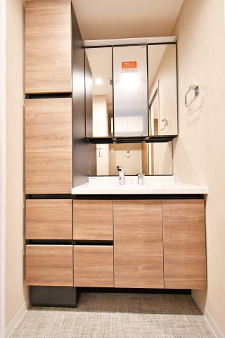 ライオンズマンション大宮堀の内の独立洗面台|三面鏡付の洗面化粧台は忙しい朝の強い味方！サイドボックスには普段使いのタオル類をたくさん収納出来ますので…、入浴後ご家族の「タオル忘れたから取ってー！」という叫び声はこれで解消です。