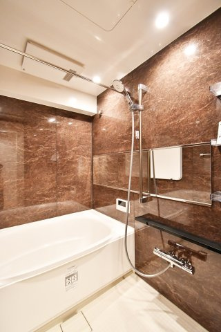 ライオンズマンション大宮堀の内の浴室|シックで上品さを感じるバスルームはまるでホテルのような仕上がり。日常から解放できる癒しの空間となります。木目がアクセントになっております！新品ですのでご入居後から気持ちよく入浴頂けます。