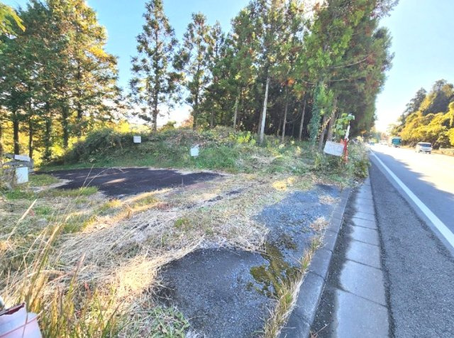 佐倉市長熊　平屋中古戸建の前面道路含む現地写真|敷地約988坪平成13年1月築平屋+昭和59年9月築平屋 増築部分未登記バーベキューやドックランが可