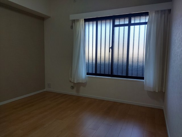 ドミネ花屋敷の洋室|洋室約6.8帖