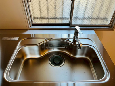 【浴室】 | 京橋第一コーポ | 正面には共用廊下に面する窓がつき、手元が明るいキッチンです。