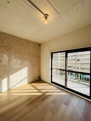 【洋室】 | 京橋第一コーポ | 洋室（約6.0帖）：日当たりの良い南向き。