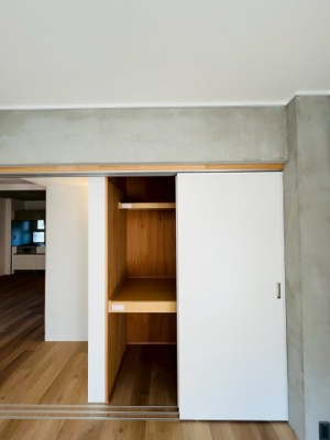 【収納】 | 京橋第一コーポ | 洋室（約6.4帖）：奥行きのある押入れは充実の収納力！