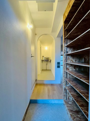 【玄関】 | 京橋第一コーポ | 玄関に入ると、アーチ型の壁の向こうに洗面台が見えます。家の中が見えにくいので、宅配や訪問の時も安心して対応できますね。