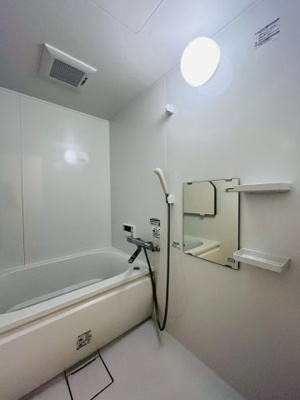 【浴室】 | 京橋第一コーポ | シンプルなバスルーム。シャンプーやボディソープを置けるラックもございます。