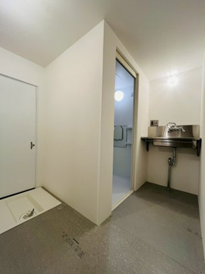 【洗面所】 | 京橋第一コーポ | 洗濯機を置く防水パンも設置済みです。