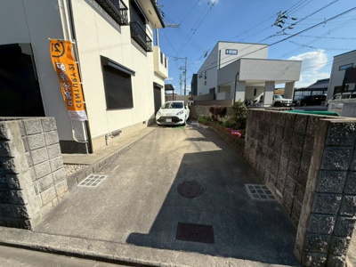 【前面道路含む現地写真】 | 【プレイワーク土生町・中古戸建】旭小・平成6年建築・南西角地・土地約50坪 | 前面道路含む現地写真です