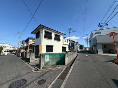 【前面道路含む現地写真】 | 【プレイワーク土生町・中古戸建】旭小・平成6年建築・南西角地・土地約50坪 | 前面道路含む現地写真です