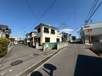 【前面道路含む現地写真】 | 【プレイワーク土生町・中古戸建】旭小・平成6年建築・南西角地・土地約50坪 | 前面道路含む現地写真です