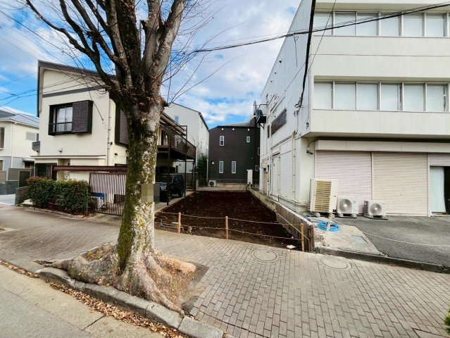 【外観】 | 練馬区豊玉中４丁目　売地 | ゆとりある歩道に面し、秋には街路樹が色づき季節を感じられます