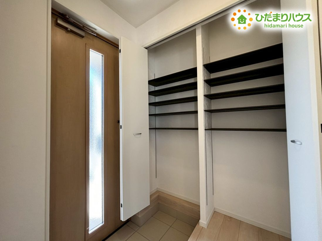 熊谷市石原　第7　新築一戸建て　クレイドルガーデン　02の玄関|大容量の玄関収納が備え付けられており、家族全員の靴をスッキリ収納できます◎
いつも清潔で片付いた玄関をキープできそうですね！