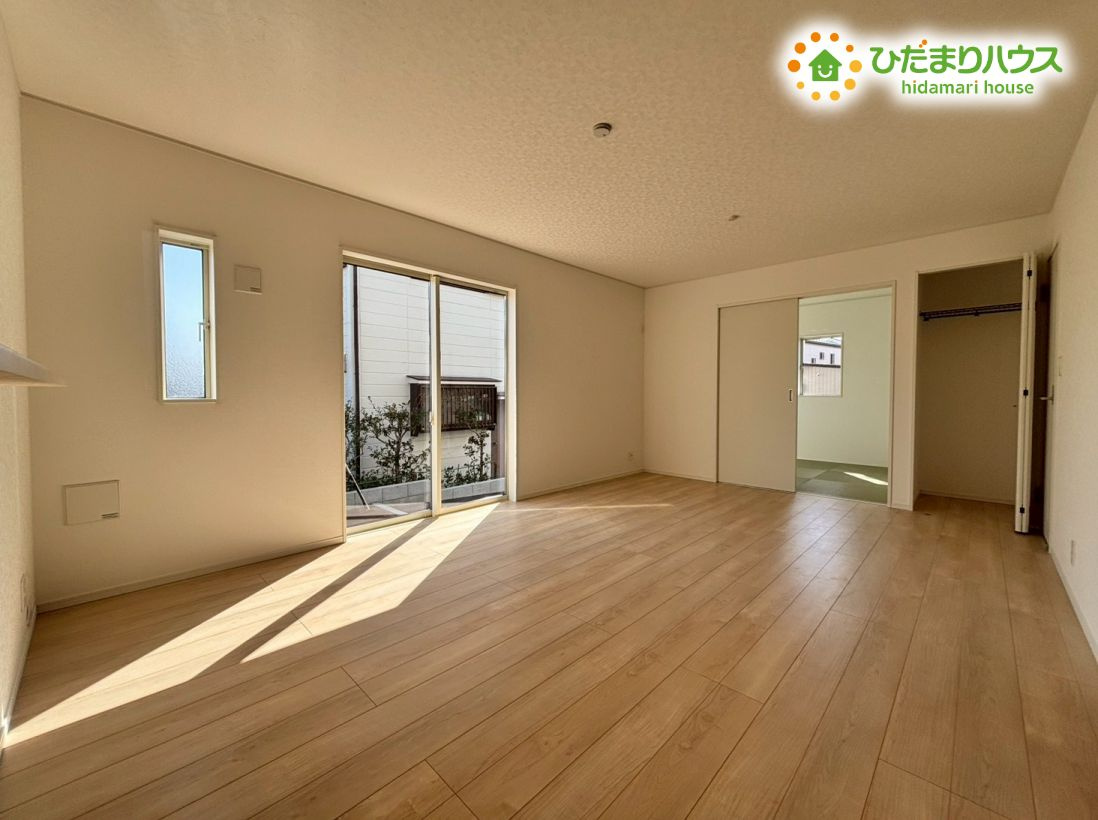 熊谷市石原　第7　新築一戸建て　クレイドルガーデン　02の居間・リビング|大きな窓から温かい光が差し込む、17帖の広々としたリビングダイニングです！
ナチュラルな色合いのフローリングが、お部屋全体を明るく優しい雰囲気にしてくれます。