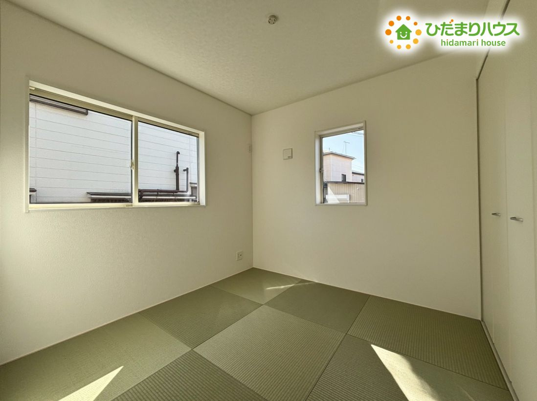 熊谷市石原　第7　新築一戸建て　クレイドルガーデン　02の和室|リビングに隣接した和室は、お子様の昼寝スペースや遊び場として重宝します！
畳の香りに癒されながら、ゴロンと横になってリラックスできる貴重な空間です☆