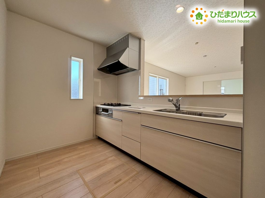 熊谷市石原　第7　新築一戸建て　クレイドルガーデン　02のキッチン|作業スペースが広く、毎日のお料理が効率よく進むシステムキッチンです！
スライド式の収納は奥の物まで取り出しやすく、重いお鍋の出し入れもスムーズに行えます。