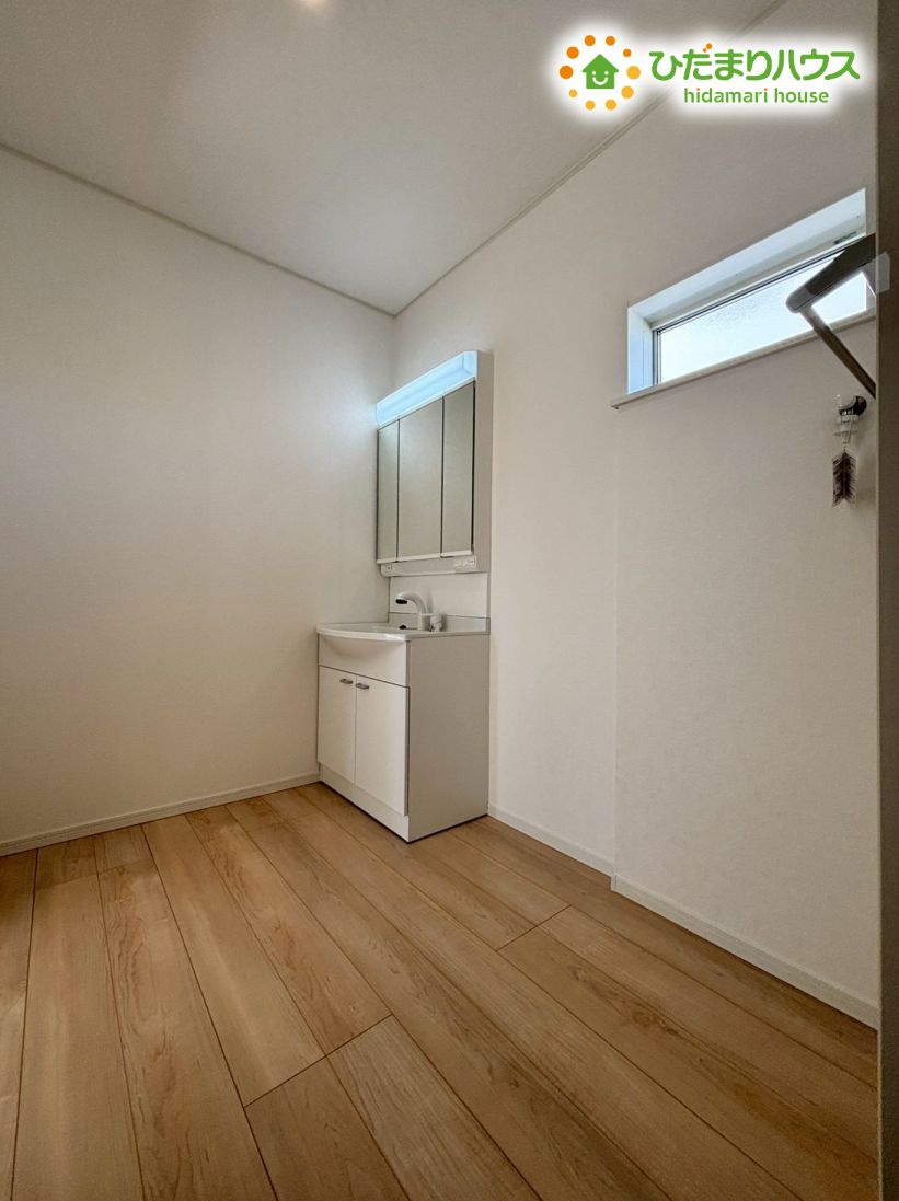 熊谷市石原　第7　新築一戸建て　クレイドルガーデン　02の独立洗面台|三面鏡の裏側までたっぷり収納できる、機能的なシャワー付き洗面化粧台です！
朝の忙しい時間帯でも、広いボウルで身支度がスムーズに進みます。